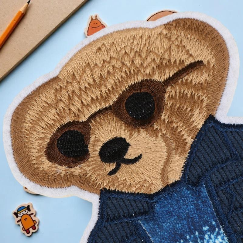 Is Sewing A Textile Craft - Grote beer kledingpatch met de hand