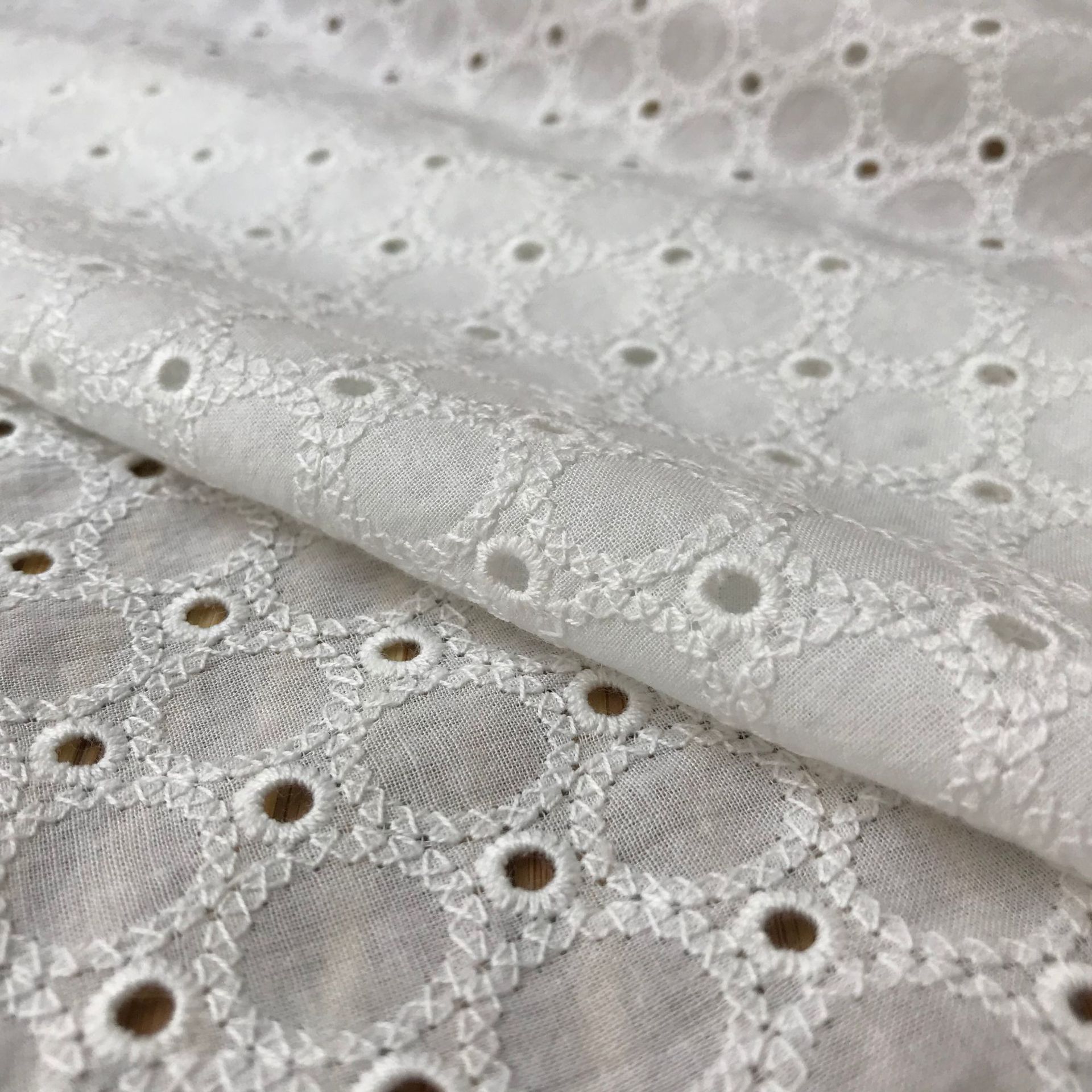Katoenen denim stof met kleine - Sewing Eyelet Fabric recensie en prijs